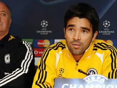 Chelsea's footballer Deco and Luiz Felipe Scolari attend a press conference ahead of their European Champions League Group A football match against CFR 1907 Cluj-Napoca at Stamford Bridge on December 8, 2008. AFP PHOTO/Ian Kington 