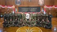 Seskab Sebut 17 Penerjun Kopassus Siap Beraksi di Langit Istana