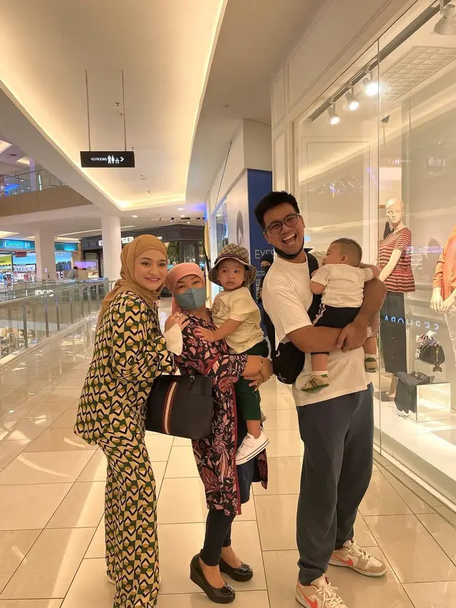Frans Faisal dan Nathalie Holscher Momong Adzam