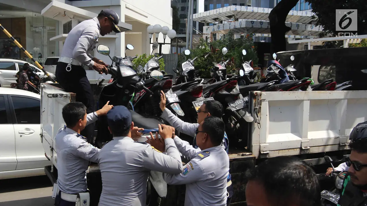 Petugas Dishub DKI Angkut Motor Yang Parkir Sembarangan