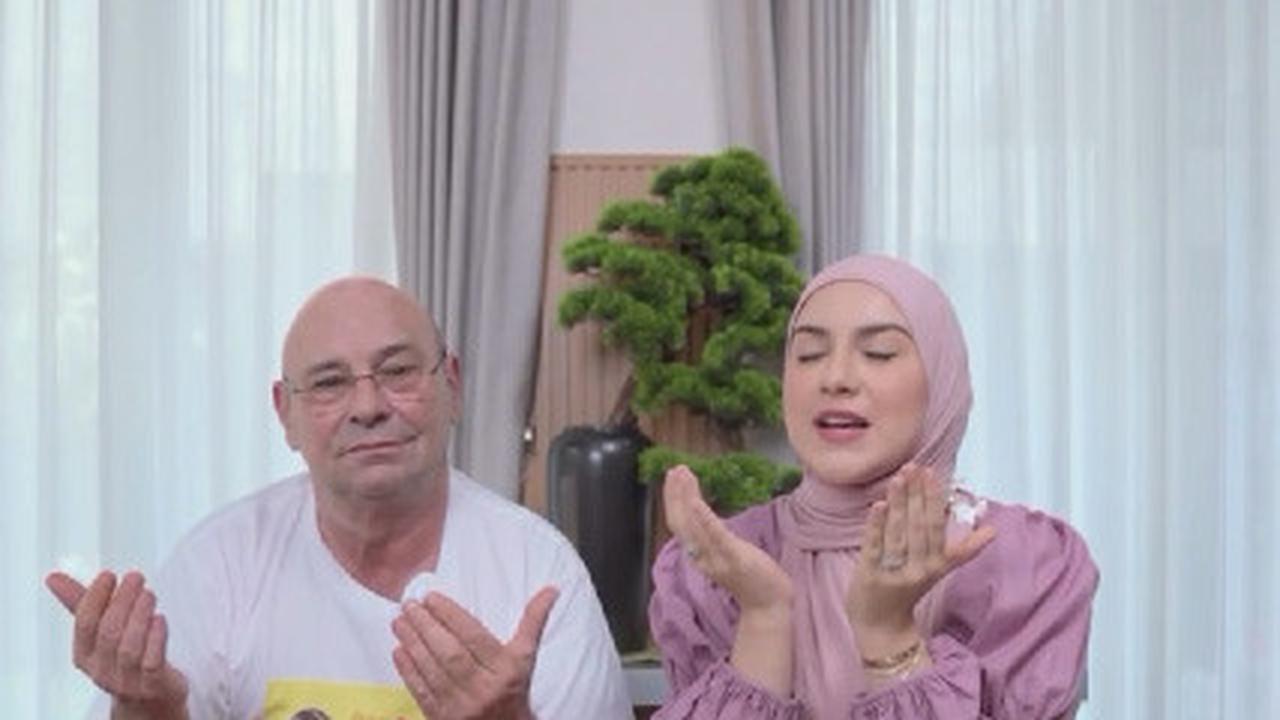 Sebelum Makan, Irish Tak Lupa Membaca Doa