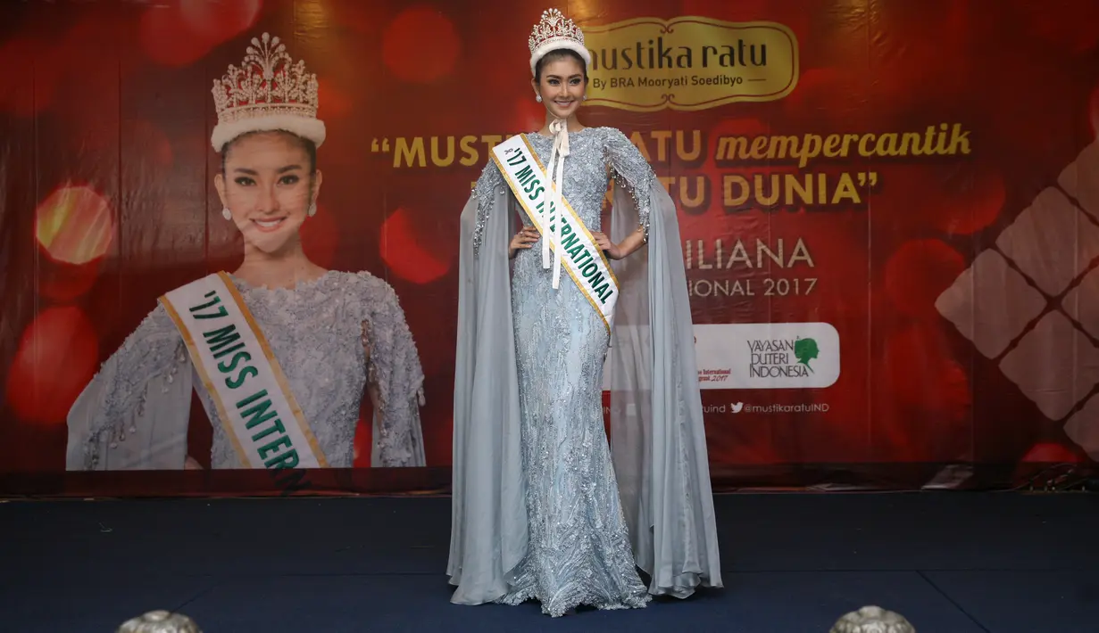 Kejadian itu membuat orang-orang yang ada disekelilingnya kaget. Lantaran saat Kevin mau duduk kembali setelah mengambil botol, kursi yang diduduki sudah terlipat kembali. (Nurwahyunan/Bintang.com)