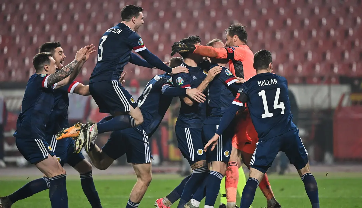 Pemain Skotlandia merayakan kemenangan atas Serbia pada babak playoff Piala Eropa 2020 di Red Star Stadium, Jumat (13/11/2020) dini hari WIB. Skotlandia menang 5-4 atas Serbia lewat adu penalti. (AFP/Andrej Isakovic)