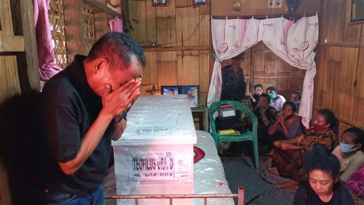 IsakTangisan Keluarga di Rumah Duka Keluarga Jenazah Korban Sriwijaya Air SJ 182 Asal Ende,di Desa Pora, Kecamatan Wolojita, Kabupaten Ende pada Jumat (22/1/2021). (Liputan6.com/Dionisius Wilibardus)