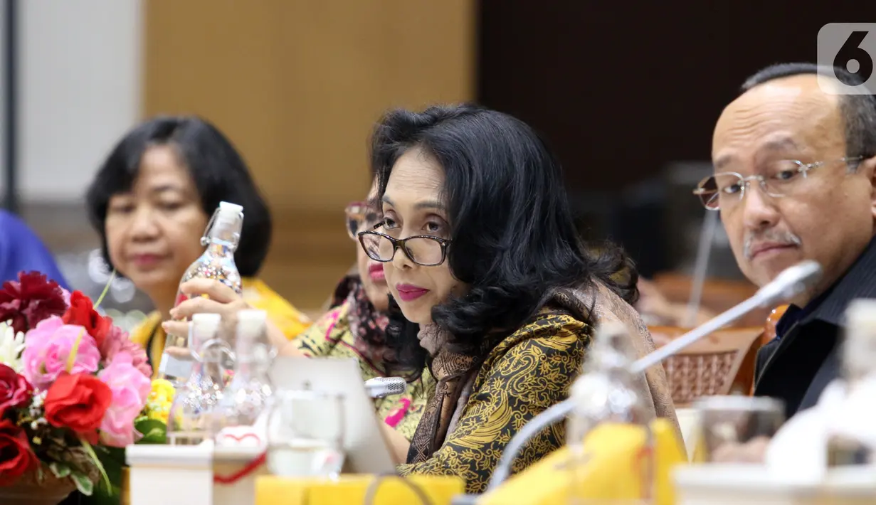 Menteri PPPA I Gusti Ayu Bintang Darmavati saat mengikuti rapat kerja dengan komisi VIII DPR di Kompleks Parlemen, Senayan, Jakarta, Rabu (13/11). Rapat membahas lima program prioritasnya untuk periode 2019-2024 Salah satuny kelanjutan RUU P-KS. (Liputan6.com/Johan Tallo)