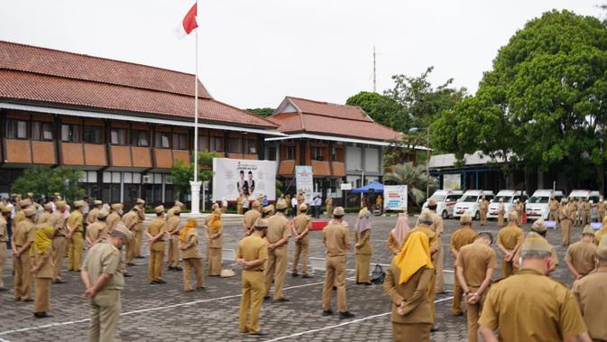 Ratusan ASN di lingkungan Setda Garut, Jawa Barat, akhirnya kembali melayani masyarakat, setelah sepekan lingkungan Setda diisolasi, akibat penyebaran Covid-19. (Liputan6.com/Jayadi Supriadin)