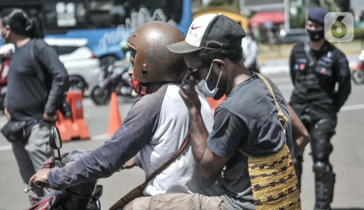 Massa FRI-West Papua menaiki sepeda motor saat dibubarkan oleh aparat kepolisian terkait aksi peringatan Deklarasi 1 Desember 1961 di kawasan Monas, Jakarta, Selasa (1/12/2020). Massa menolak perpanjangan otonomi khusus dan menuntut hak nasib rakyat West Papua. (merdeka.com/Iqbal S. Nugroho)