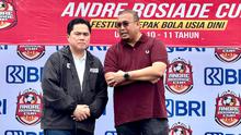 Ketua PSSI, Erick Thohir, bersama penasihat Semen Padang, Andre Rosiade. (Bola.com/Dok.Istimewa).