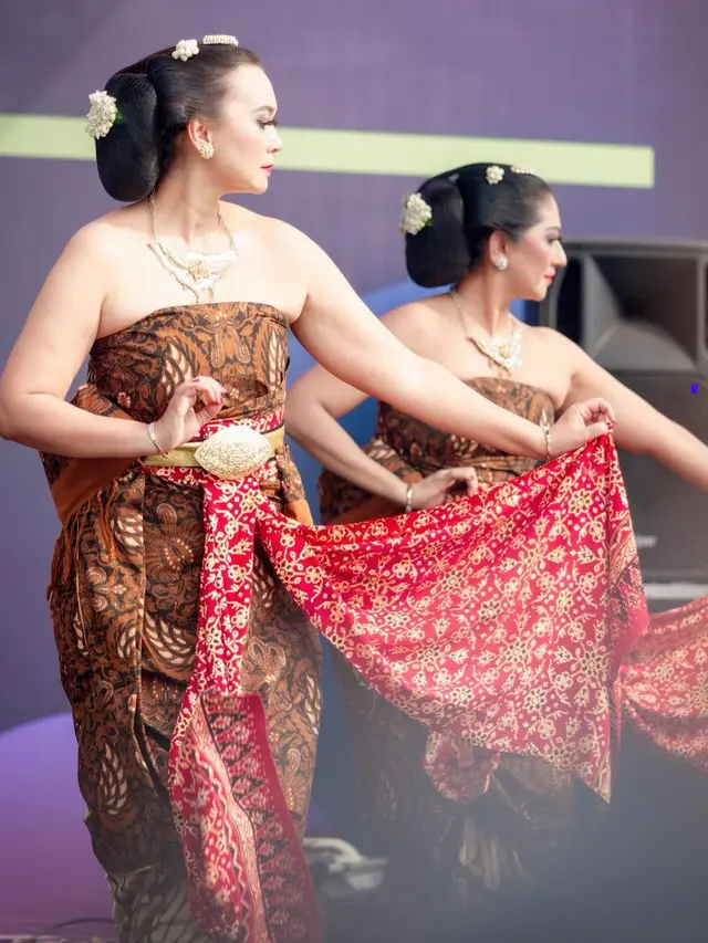 Ira Wibowo menari tarian Jawa (Instagram/irawbw)