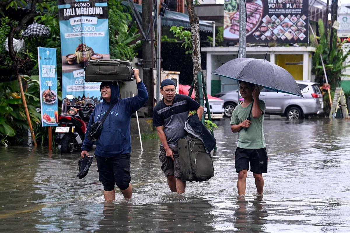 FOTO: Hujan Deras Picu Banjir di Kawasan Wisata Bali Selatan