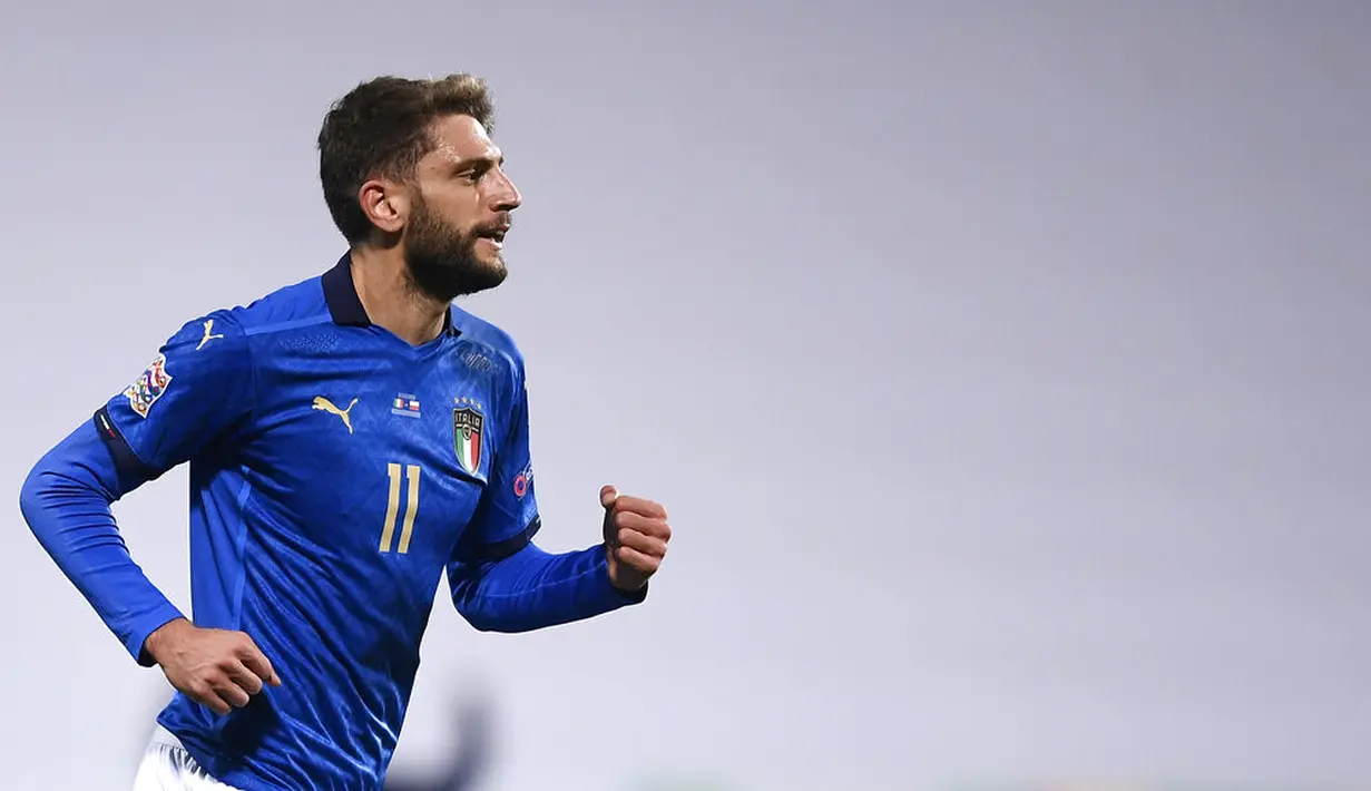 Penyerang Italia, Domenico Berardi berselebrasi usai mencetak gol ke gawang Polandia pada pertandingan UEFA Nations League di Stadion Mapei, di Reggio Emilia, Italia, Minggu (15/11/2020). Italia menang atas Polandia 2-0. (Fabio Ferrari/LaPresse via AP)