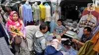 Jelang Lebaran, Pasar Tanah Abang Dibanjiri Pembeli Usai THR Cair