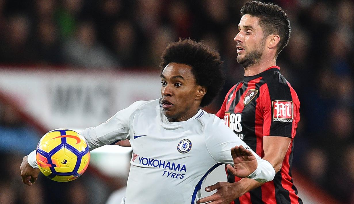 Gelandang Chelsea, Willian, berebut bola dengan gelandang Bournemouth, Andrew Surman, pada laga Premier League di Stadion Vitality, Sabtu (28/10/2017). Chelsea menang 1-0 atas Bournemouth. (AFP/Glyn Kirk)