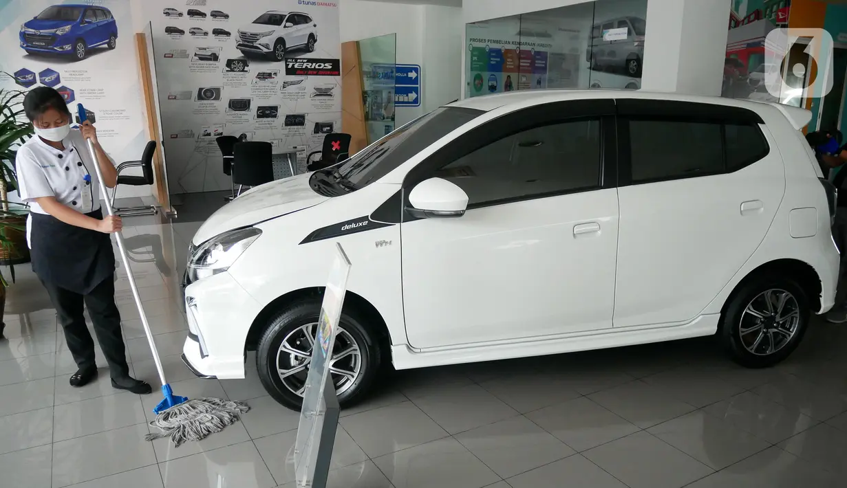 Pegawai kebersihan mengepel lantai showroom mobil Tunas Daihatsu, Jakarta, Rabu (17/6/2020). Gabungan Industri Kendaraan Bermotor Indonesia (Gaikindo) melaporkan, penjualan mobil di Indonesia pada Mei 2020 hanya 17.083 unit. (Liputan6.com/Angga Yuniar)
