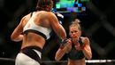 Holly Holm (kanan) mencoba mencari kelemahan Miesha Tate pada ajang UFC 196 di MGM Grand Garden Arena, Las Vegas, Amerika Serikat, Minggu (6/3/2016)  (Reuters/Mark J. Rebilas-USA TODAY Sports)