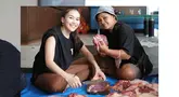 Setiap tahunnya, Ayu Ting Ting selalu berpartisipasi jadi panitia kurban. Sudah lihai, Ayu Ting Ting cekatan ketika memotong hingga menimbang daging kurban agar beratnya sama rata. Salah satu netizen sebut jika unggahan Ayu Ting Ting ketika jadi panitia kurban adalah salah yang dinantikan. Kompak bareng panitia lainnya, pelantun tembang ini unggah momennya di Instagram. (Liputan6.com/IG/@ayutingting92)