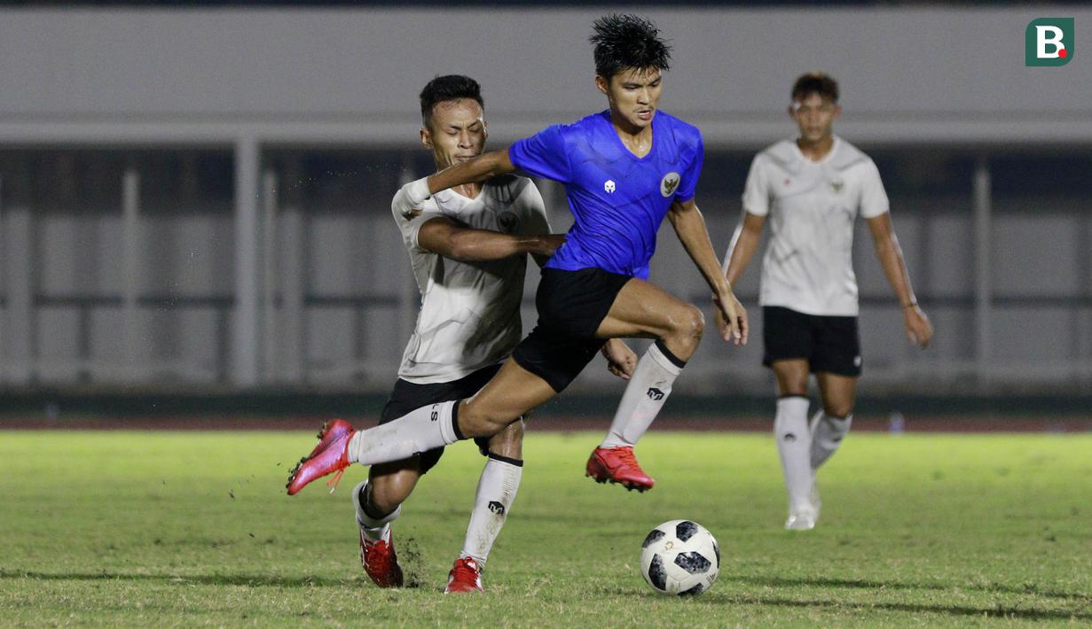 Pemain Timnas Indonesia, Osvaldo Haay (kiri) berebut bola dengan Genta Alfredo, saat latihan di Stadion Madya, Jakarta, Selasa (11/5/2021). Latihan tersebut untuk persiapan jelang Kualifikasi Piala Dunia 2022 Zona Asia. (Foto: Bola.com/M Iqbal Ichsan)
