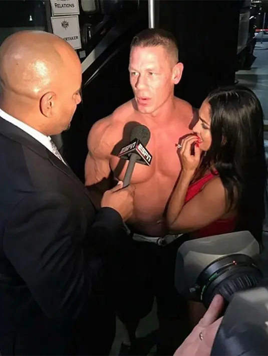 Sampai pada akhirnya, John melamar Nikki di ring gulat saat dirinya tengah bertanding di Wrestlemania. Kabarnya, John percaya Nikki adalah sosok yang baik dan pasangan yang bisa diajak menikah. (doc.hollywoodlife.com)