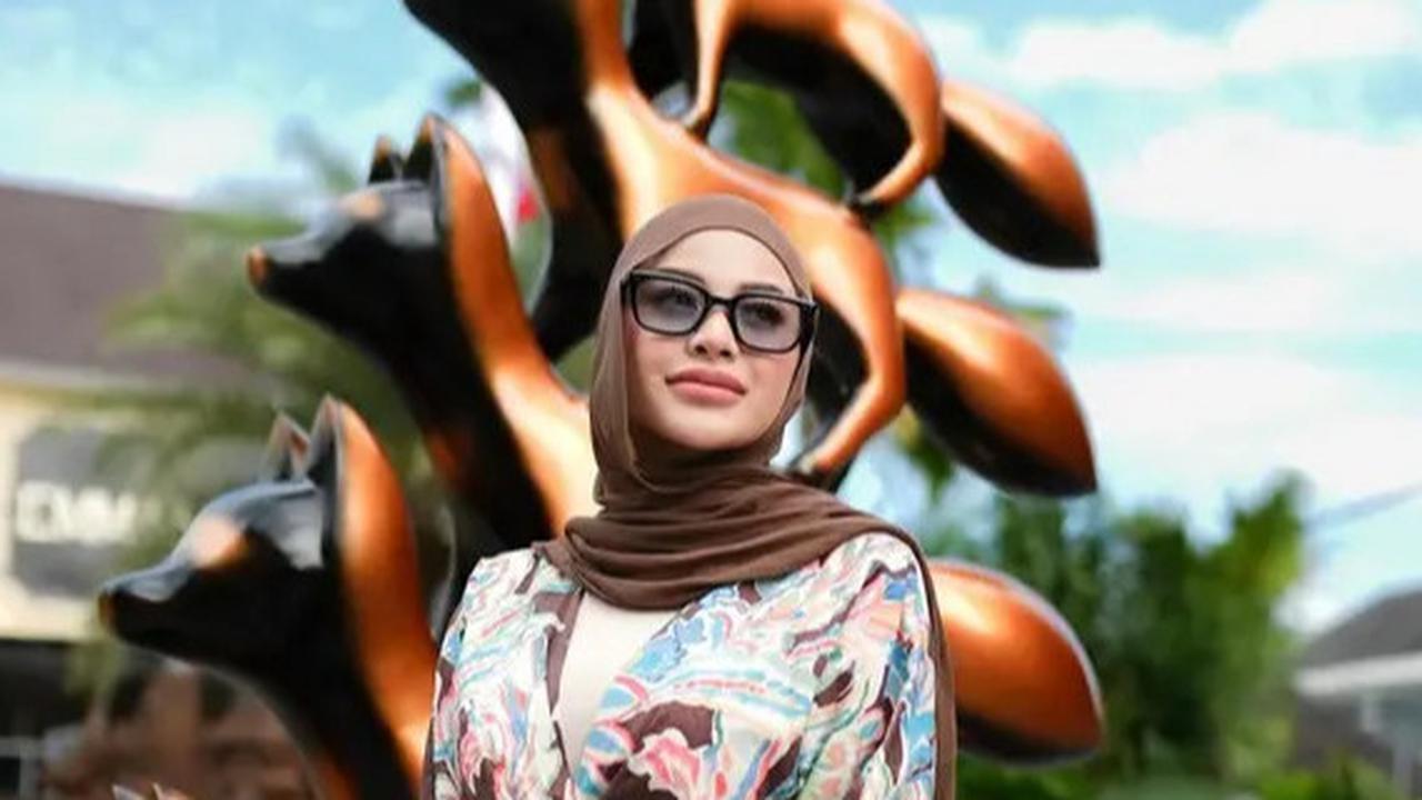 Gaya Terbaru Aurel Hermansyah saat Nongkrong di Kafe Bali, Manis dengan Dress Flowy & Tas Putih