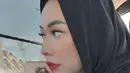 Aura Kasih saat memakai hijab warna hitam terlihat kesan anggun. Netizen pun terpesona dengan penampilan pelantun lagu Mari Bercinta tersebut. Tak heran foto ini banyak disukai dan dikomentari netizen. (Liputan6.com/IG/aurakasih)