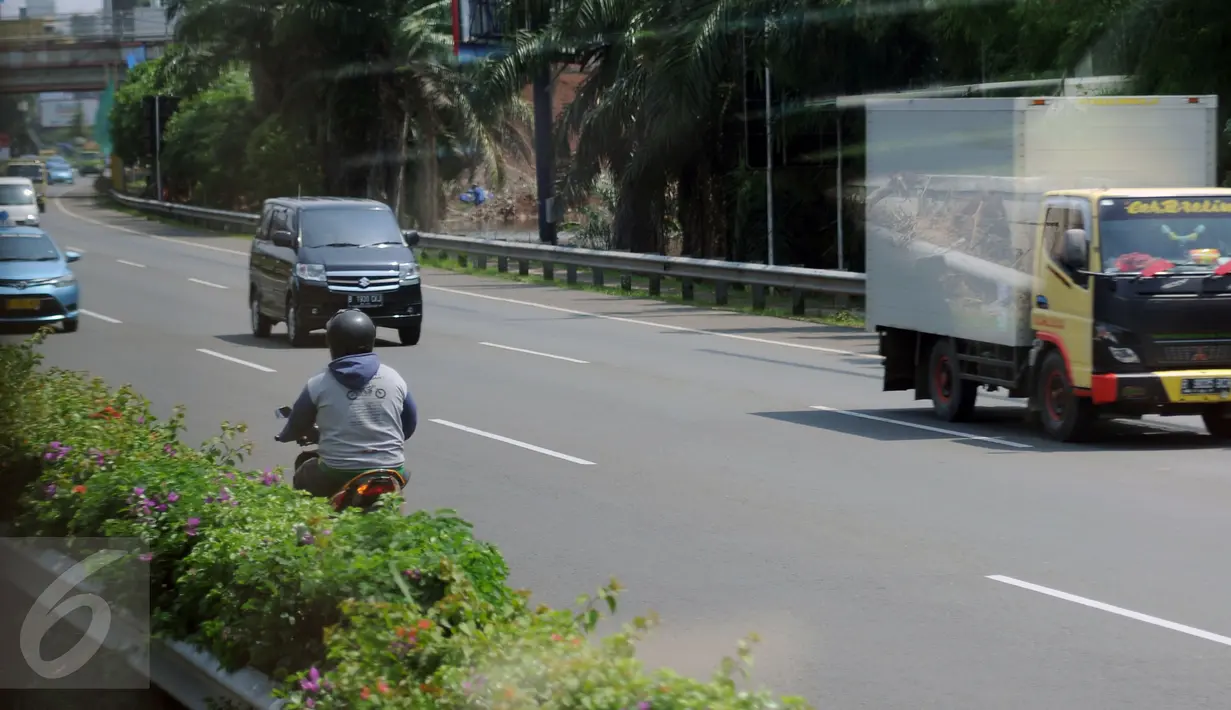 Seorang pengendara motor nekat melawan arus lalu lintas di Tol Cengkareng, Banten, Selasa (22/8). Diduga pengendara ini motor salah membaca rambu jalan, aksi ini terjadi sekitar pukul 13.00 WIB. (Liputan6.com/Helmi Fithriansyah)