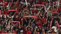 Suporter membentangkan syal saat merayakan kemenangan Timnas Indonesia U-19 atas Chinnese Taipei pada laga penyisihan Grup A Piala AFC U-19 2018 di Stadion GBK, Jakarta, Kamis (18/10). Indonesia unggul 3-1. (Liputan6.com/Helmi Fithriansyah)