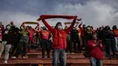 Penggemar klub Union Espanola menghadiri pertandingan di dalam stadion Santa Laura, di Santiago, Chile, Sabtu (14/8/2021). Setelah lebih dari satu tahun lockdown, penggemar diizinkan kembali ke stadion pada akhir pekan ini di tengah protokol kesehatan dan jarak sosial yang ketat. (AP/Esteban Felix)
