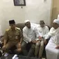 Anies Baswedan dan Sandiaga Uno takziyah ke rumah duka Habib Abrurrahman. (Foto: Istimewa)