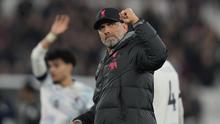 Pelatih Liverpool, Jurgen Klopp, merayakan kemenangan atas West Ham United pada pekan ke-33 Liga Inggris 2022/2023, Kamis (27/4/2023). Kemenangan ini membawa Liverpool naik ke posisi enam klasemen sementara dengan koleksi 53 poin. (AP Photo/Alastair Grant)