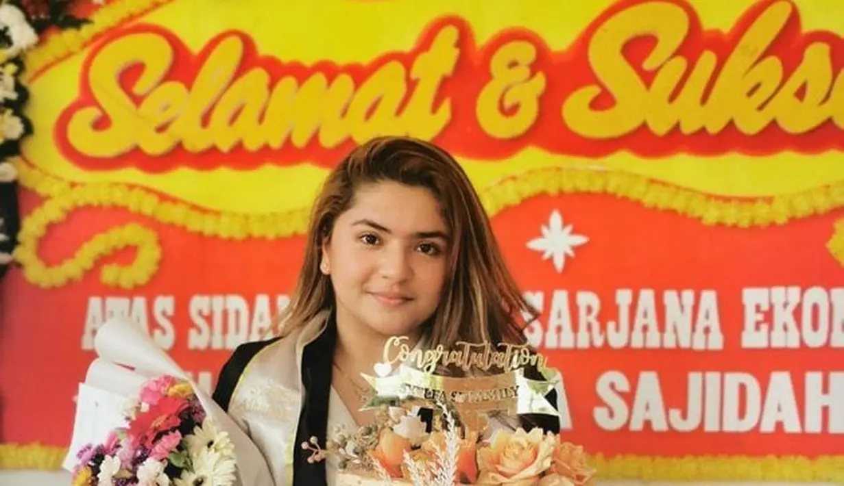 Banyak kaum pria terpesona dengan kecantikan Syelfa Alhamid yang mirip dengan boneka Barbie. (Foto: Instagram.com/elvy_sukaesih)