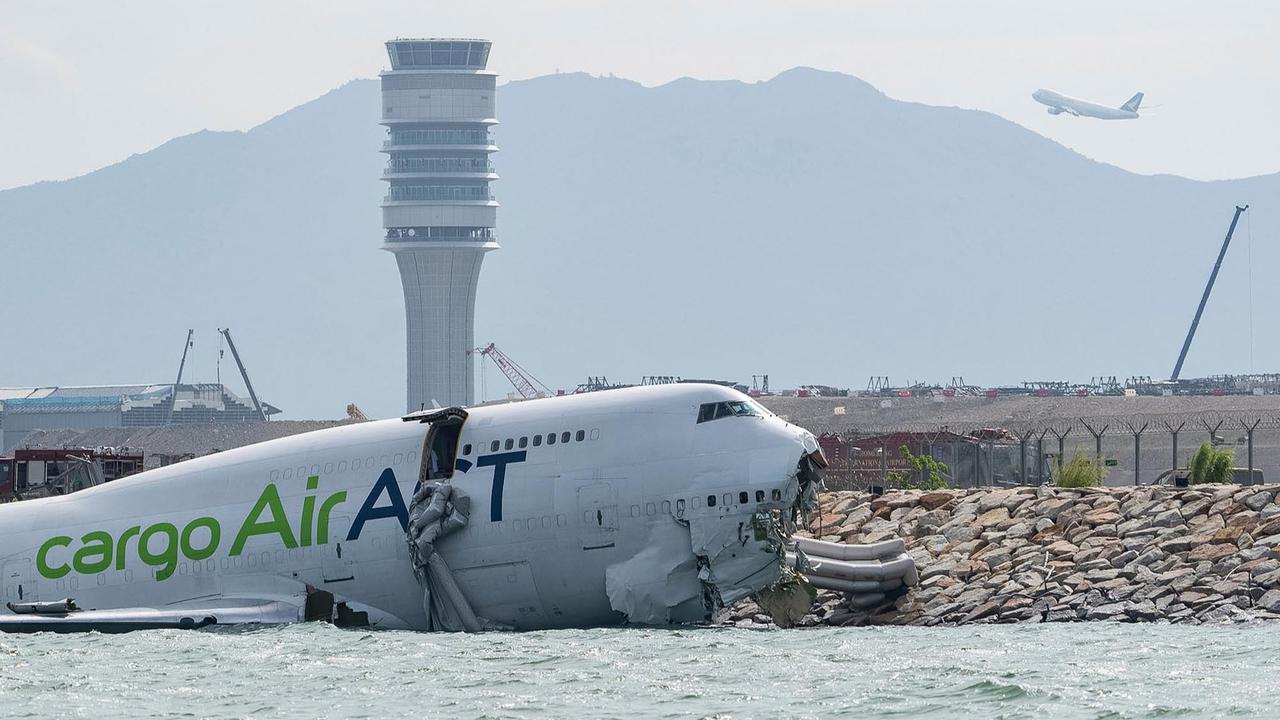 FOTO: Pesawat Kargo Tergelincir ke Laut di Bandara Hong Kong, Dua Tewas