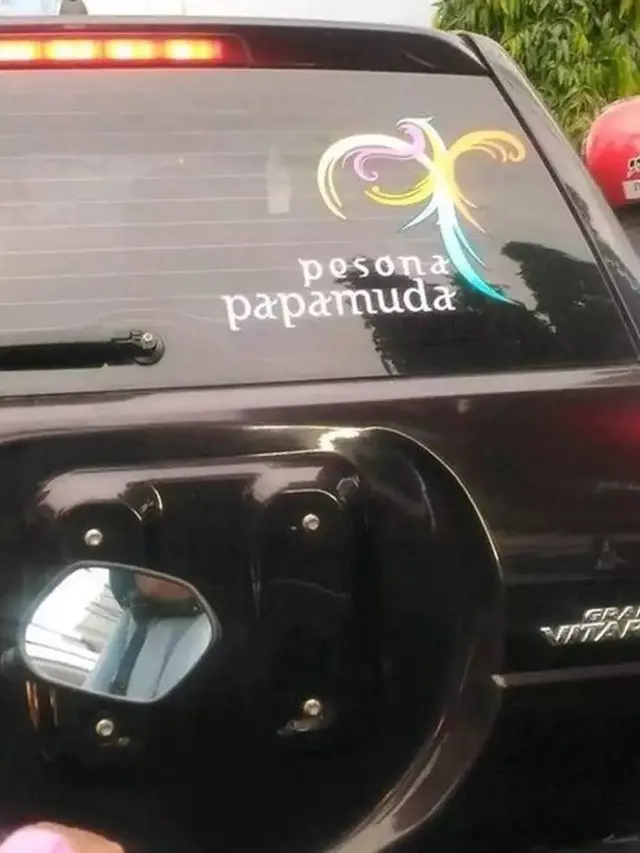 7 Potret Nyeleneh Mobil dengan Stiker Ini Bikin Gagal Paham
