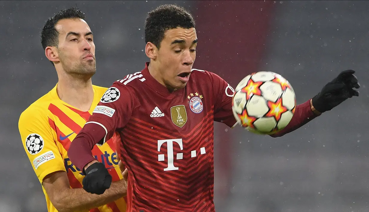 Munchen tidak menyia-nyiakan peluang emas berikutnya yang didapatkan pada menit ke-62. Jamal Musiala membubuhkan namanya di papan skor dan membuat kedudukan berubah jadi 3-0. (AFP/Christof Stache)