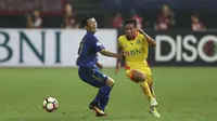 Pemain Persib Bandung, Henhen (kiri) berusaha menahan laju pemain Bhayangkara FC, Evan Dimas  pada Liga 1 2017 di Stadion Patriot, Bekasi, Minggu (04/06/2017). (Bola.com/Nicklas Hanoatubun)