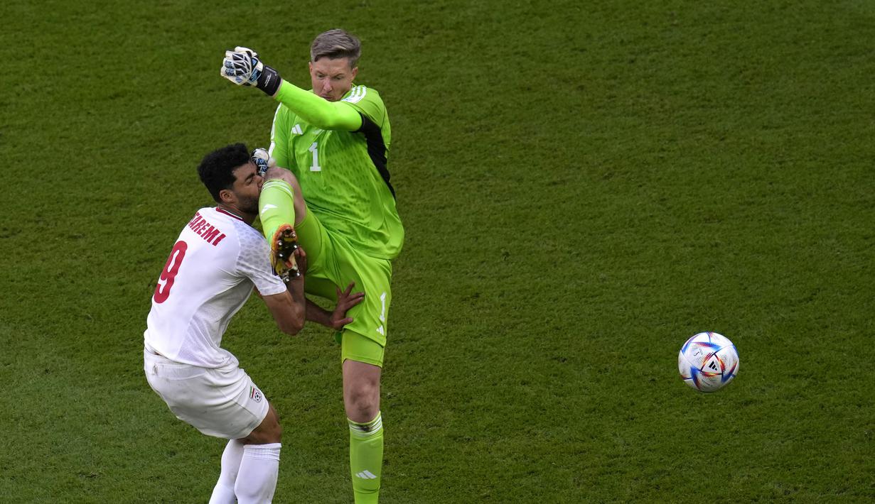 Kejadian tersebut bermula saat Iran melakukan serangan balik lewat umpan panjang dari belakang yang ditujukan untuk Mehdi Taremi (kiri). Kiper Wales, Wayne Hennessey pun memutuskan untuk keluar dari kotak penalti dan menghadang bola. (AP/Manu Fernandez)