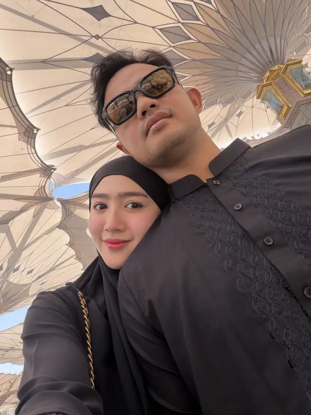 Febby Rastanty Jalani Ramadan Tahun Ini dengan Umrah pakai baju serba hitam kompak dengan suami. [@febbyrastanty]