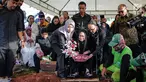 Rachmawati Soekarnoputri menaburkan bunga saat pemakaman sang suami Benny Soemarno  di TPU Karet Bivak, Jakarta, Senin (2/4). Benny Soemarno meninggal pada usia 68 tahun. (Liputan6.com/Faizal Fanani)