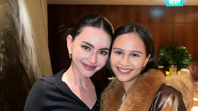 Lutesha  saat berfoto bersama Davika Artis Asal Thailand saat di Indonesia. [ @lutesha]