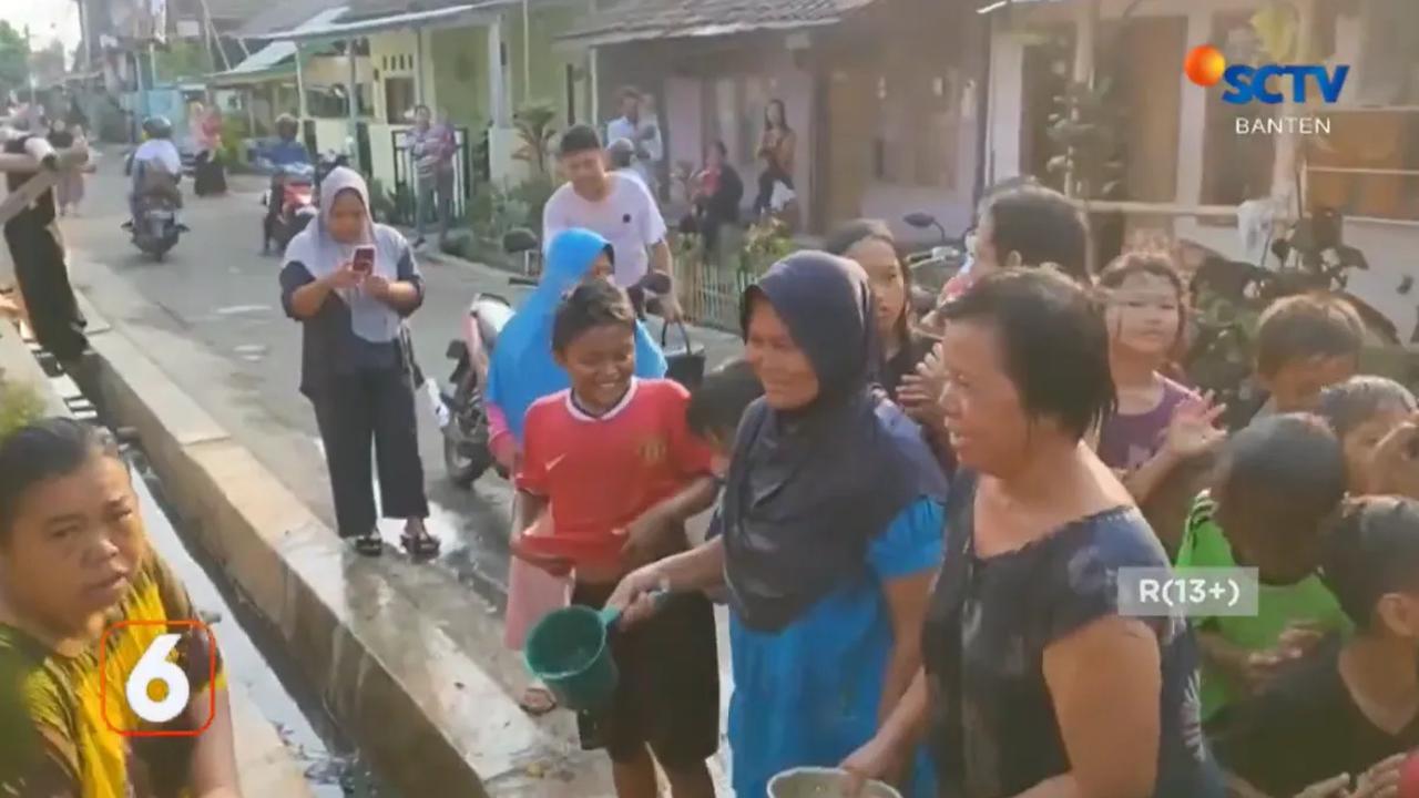 Warga yang melintas ikut disiram.