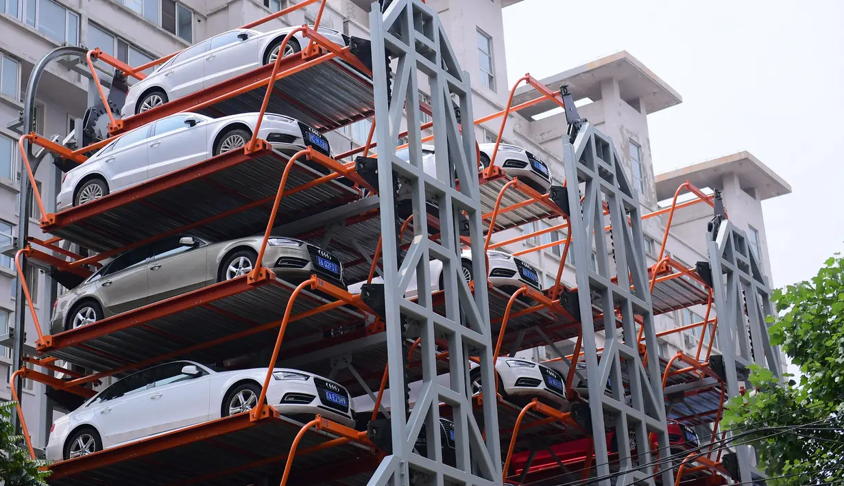 Sejumlah mobil parkir di parkiran bertingkat tiga dimensi di Shenyang, provinsi Liaoning, China  (19/6). Menurut laporan, warga China mulai meninggalkan transportasi umum karena adanya fasilitas parkir tiga dimensi ini. (AFP Photo/Str/China Out)