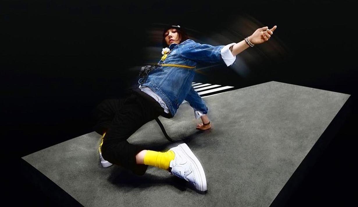 G-Dragon memang selalu tampil dengan gayanya yang edgy. Dalam photoshoot ini terlihat ia mengenakan jaket jeans dengan kemeja putih lengan panjang sebagai innerwear, dipadunya dengan jogger pants hitam, kaus kaki kuning neon, dan sneakers putih. Foto: Instagram.