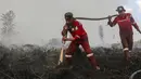Petugas pemadam kebakaran  memadamkan kebakaran hutan pada lahan gambut seluas lebih dari 100 hektar) di Pulang Pisau, Provinsi Kalimantan Tengah, Indonesia, Jumat, 31 Juli 2026.  (AFP/ Reina)