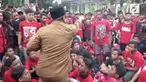 Bupati Sidoarjo nyaris adu jotos dengan suporter Deltras. Para pendukung sepak bola tersebut menagis janji manajemen untuk meningkatkan prestasi tim.