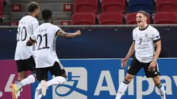 Florian Wirtz. Gelandang serang Jerman berusia 19 tahun yang sejak awal musim 2020/2021 membela Bayer Leverkusen ini diperkirakan akan masuk skuad Tim Panser dalam putaran final Piala Dunia 2022 Qatar meski masih dalam tahap pemulihan usai mengalami cedera. Bersama Bayer Leverkusen ia telah tampil dalam 78 laga di semua ajang dengan torehan 19 gol dan 22 assist. Sementara bersama Timnas Jerman ia baru mengoleksi 4 caps dengan torehan 2 assist sejak melakukan debut pada 2 September 2021. (AFP/Attila Kisbenedek)