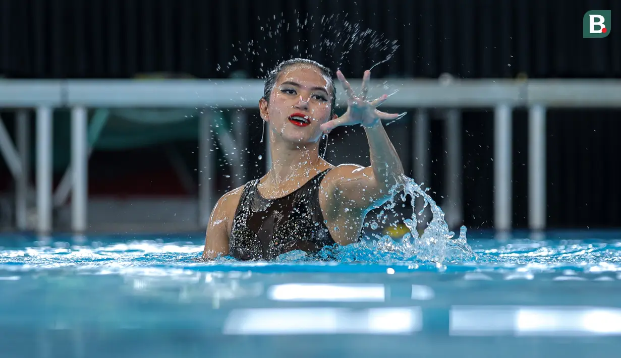 Atlet renang indah DKI Jakarta, Hilda Tri Julyandra saat tampil dalam nomor open women solo free final renang artistik Kejurnas Akuatik 2026 di Stadion Akuatik Gelora Bung Karno, Senayan, Jakarta, Selasa (05/05/2026). (Bola.com/Bagaskara Lazuardi)