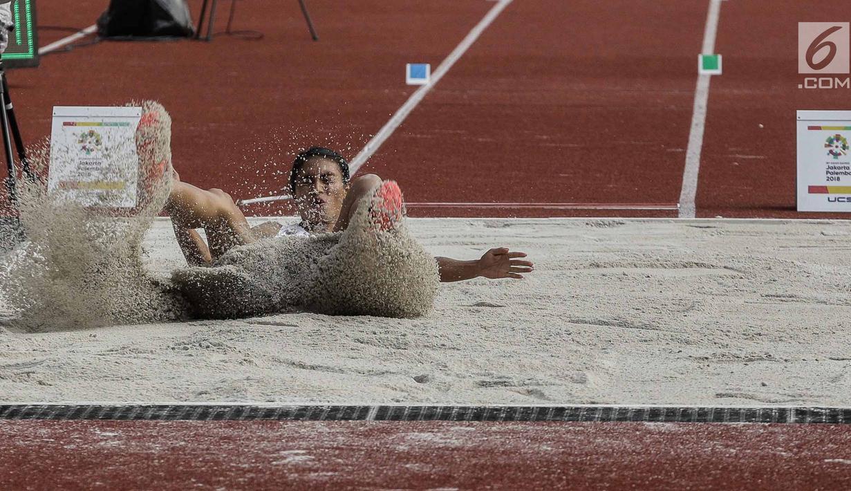 Atlet Indonesia Maria Natalia Londa mendarat di pasir saat final lompat jauh putri atletik 18th Asian Games Invitation Tournament di Stadion Utama GBK, Minggu (11/2). Maria menambah perolehan emas Indonesia di turnamen ini. (Liputan6.com/Faizal Fanani)