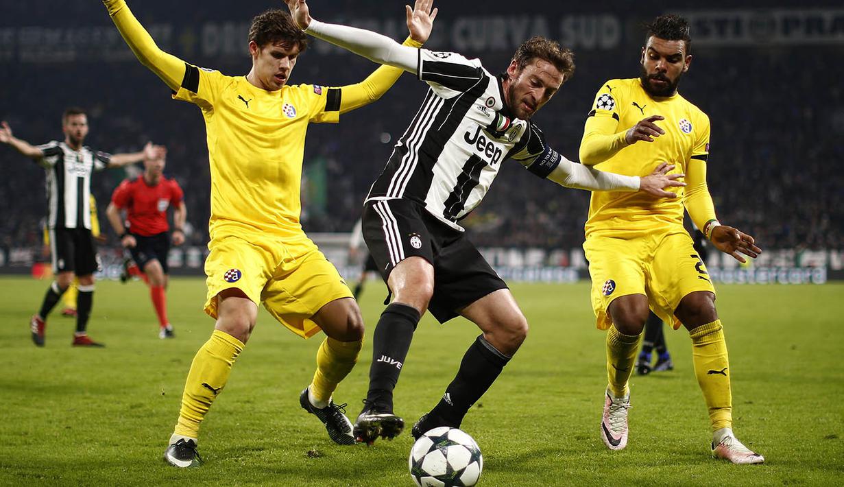 Gelandang Juventus, Claudio Marchisio, berusaha melewati penyerang Dinamo Zagreb. Si Nyonya Tua lebih menguasai jalannya laga dengan penguasaan bola mencapai 64 persen. (AFP/Marco Bertorello)