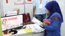 Pengunjung melihat informasi mengenai ASI saat Pekan ASI Sedunia 2019 di Kementerian Kesehatan, Jakarta, Rabu (7/8/2019). Kemenkes didukung GAIN Indonesia mempromosikan pentingnya ASI dimana pentingnya pemberian ASI kepada bayi selama enam bulan setelah kelahiran. (Liputan6.com/Angga Yuniar)