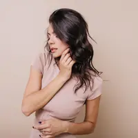 Setelah keramas, pastikan selalu menggunakan kondisioner atau hair moisturizer. (foto/dok: freepik/lookstudio)