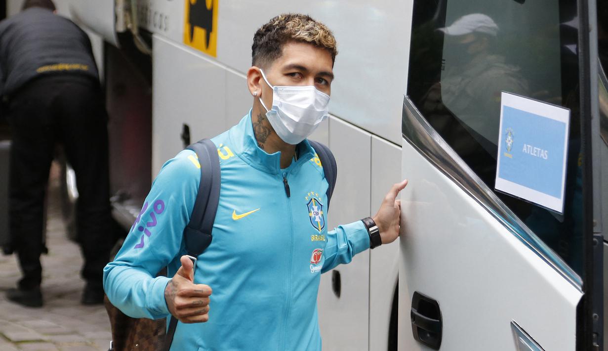 Sinyal Roberto Firmino tak masuk dalam pilihan utama Tite di lini serang Timnas Brasil sebenarnya telah tercium dalam beberapa laga uji coba terahir Timnas Brasil. Seperti saat menghadai Ghana dan Tunisia pada September lalu, Firmino hanya duduk di bangku cadangan dan akhirnya tak bermain sama sekali. (AFP/Silvio Avila)
